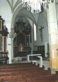 Der neu gestaltete Altarraum in der Pfarrkirche Mauthausen.